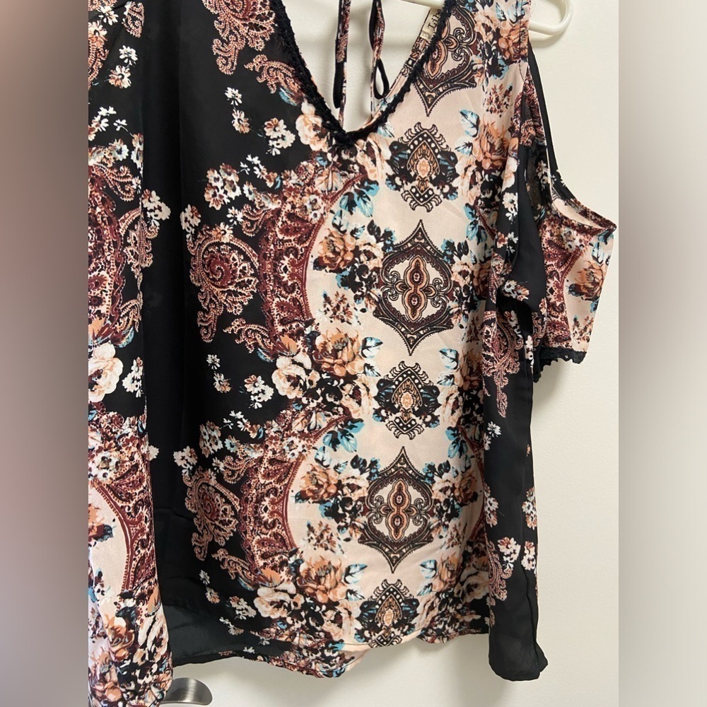 Liberty Love blouse w shoulder cutouts sz XL